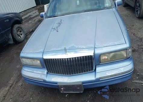 1995 Lincoln Town Car Executive z USA, uszkodzony, nr VIN 1LNLM81W9SY676031